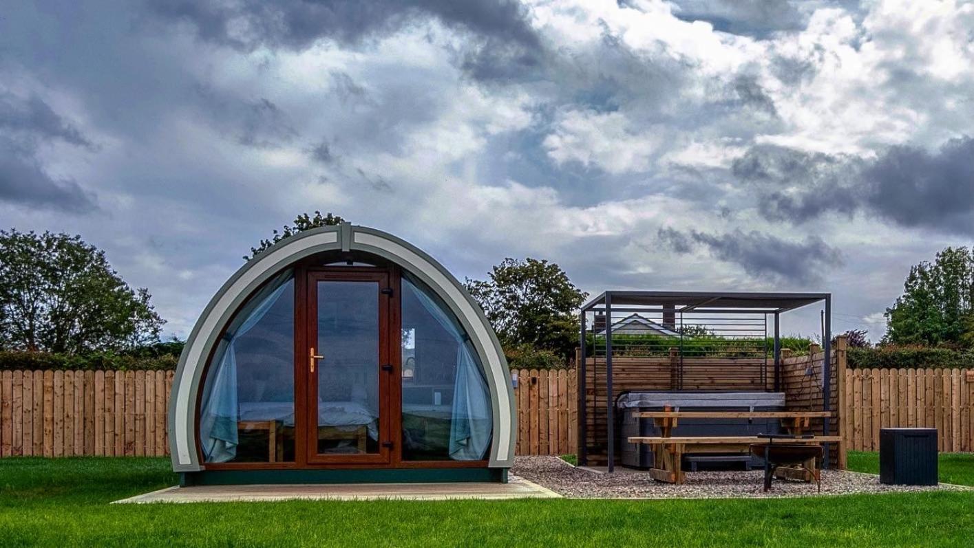 Отель Causeway Country Pods Бушмилс Экстерьер фото